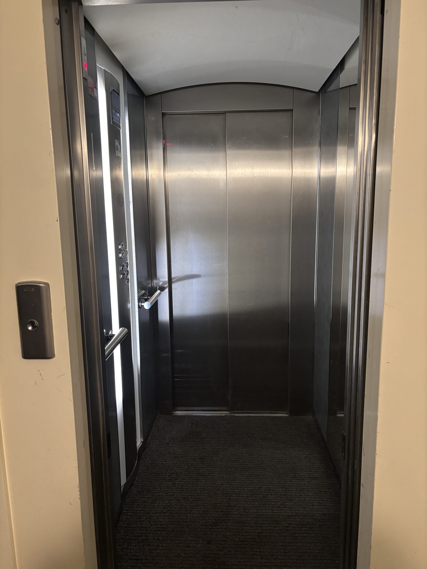 Ascenseur d'immeuble parfaitement nettoyé