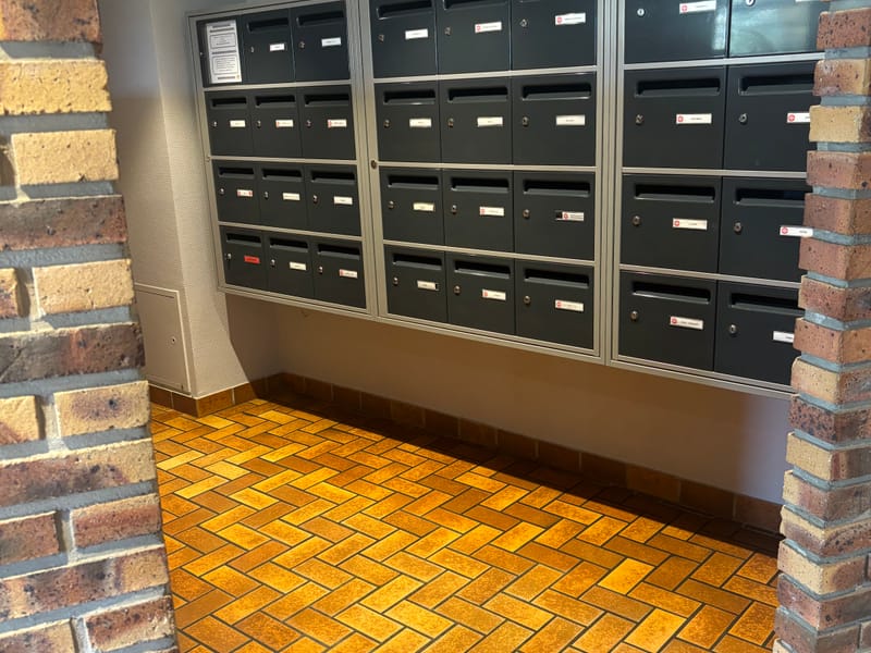 Boîtes aux lettres modernes dans un hall en briques