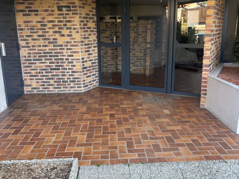 Entrée de résidence en briques