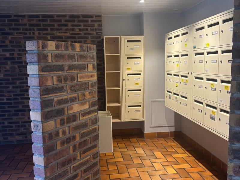 Hall avec boîtes aux lettres en briques