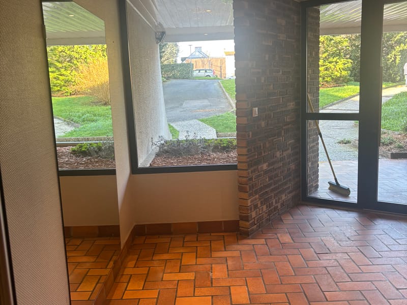 Hall d'immeuble en briques avec verdure