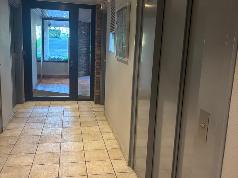 Hall d'entrée avec carrelage beige parfaitement entretenu