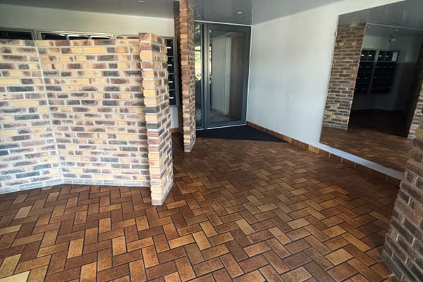 Hall d'immeuble en briques nettoyé