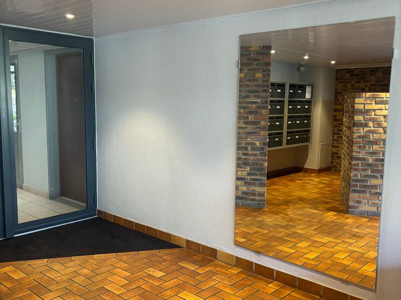 Vue plongeante d'un hall d'immeuble entretenu